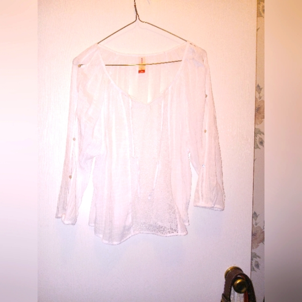 Light weight, open sleeves, netting in the front